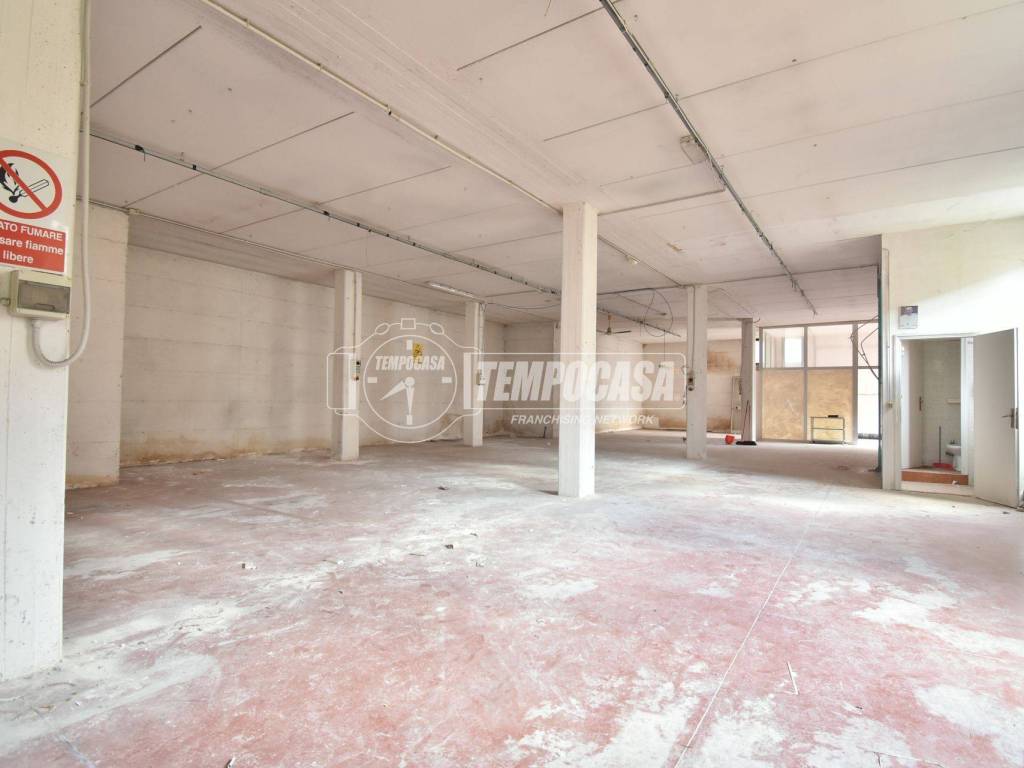 locale commerciale in vendita a Tolentino