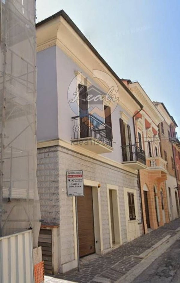 casa indipendente in vendita a Tolentino