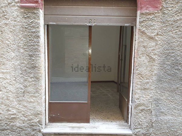 locale commerciale in vendita a Tolentino