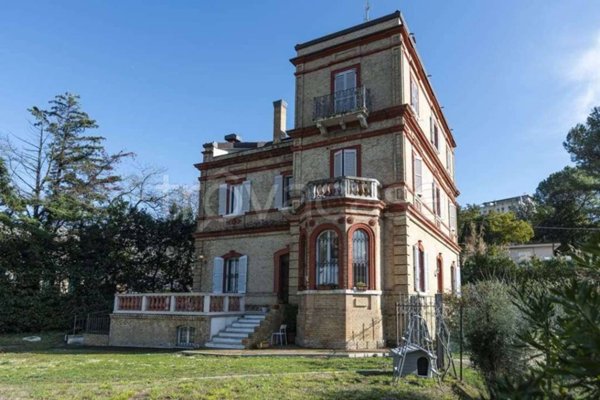 casa indipendente in vendita a Tolentino in zona Le Grazie