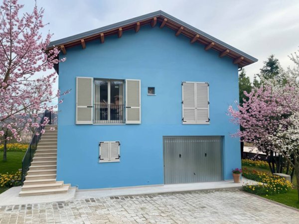 casa indipendente in vendita a Tolentino