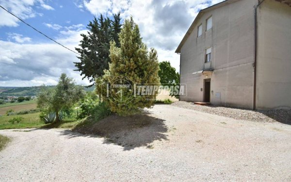 casa indipendente in vendita a Tolentino