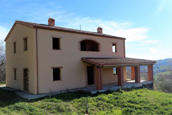 casa indipendente in vendita a Tolentino in zona Paterno