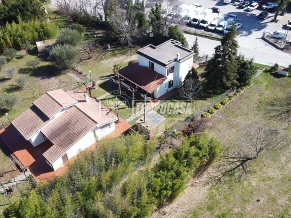 casa indipendente in vendita a Tolentino