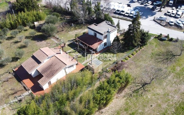 casa indipendente in vendita a Tolentino