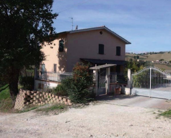 casa indipendente in vendita a Tolentino in zona Colmaggiore