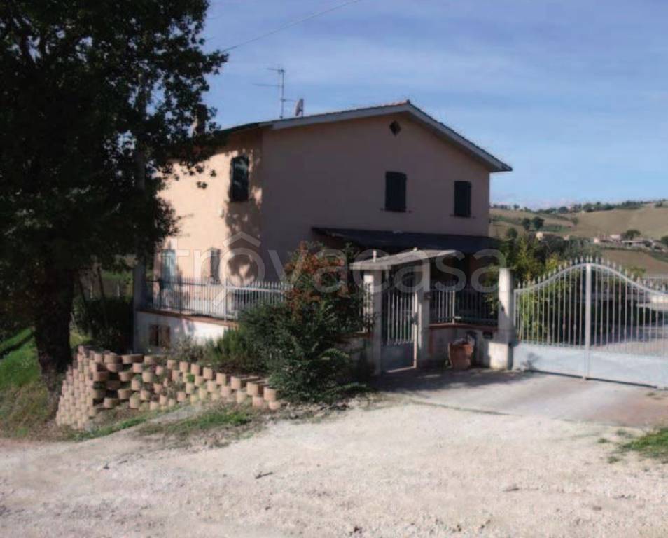 casa indipendente in vendita a Tolentino in zona Colmaggiore