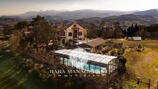 casa indipendente in vendita a Tolentino