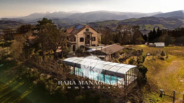 casa indipendente in vendita a Tolentino