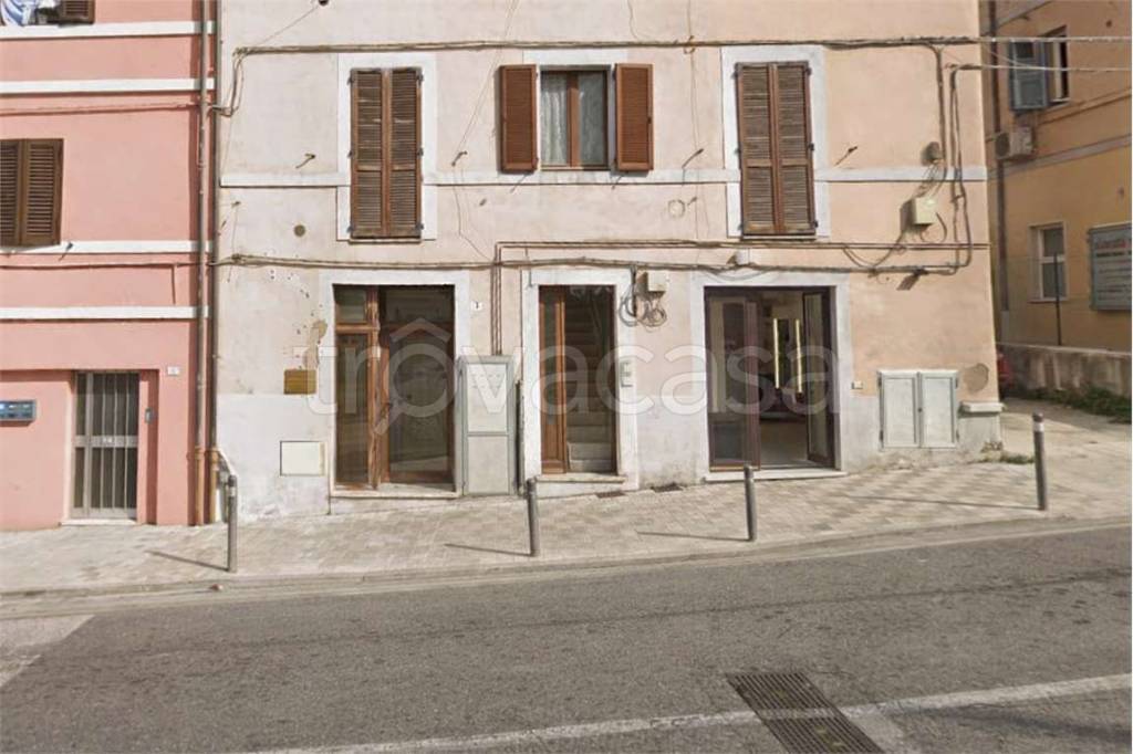 negozio in vendita a Tolentino in zona Le Grazie