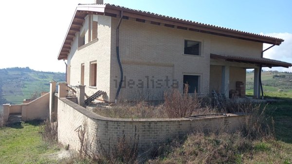 casa indipendente in vendita a Tolentino