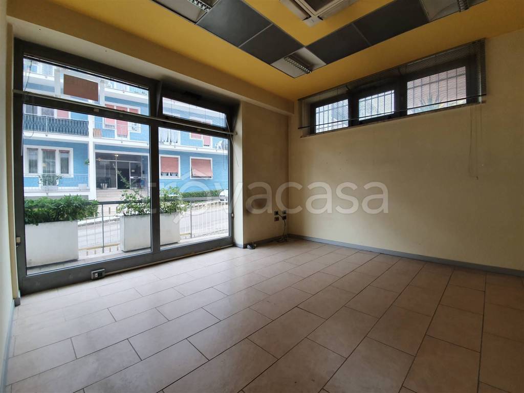 negozio in vendita a Tolentino in zona Le Grazie