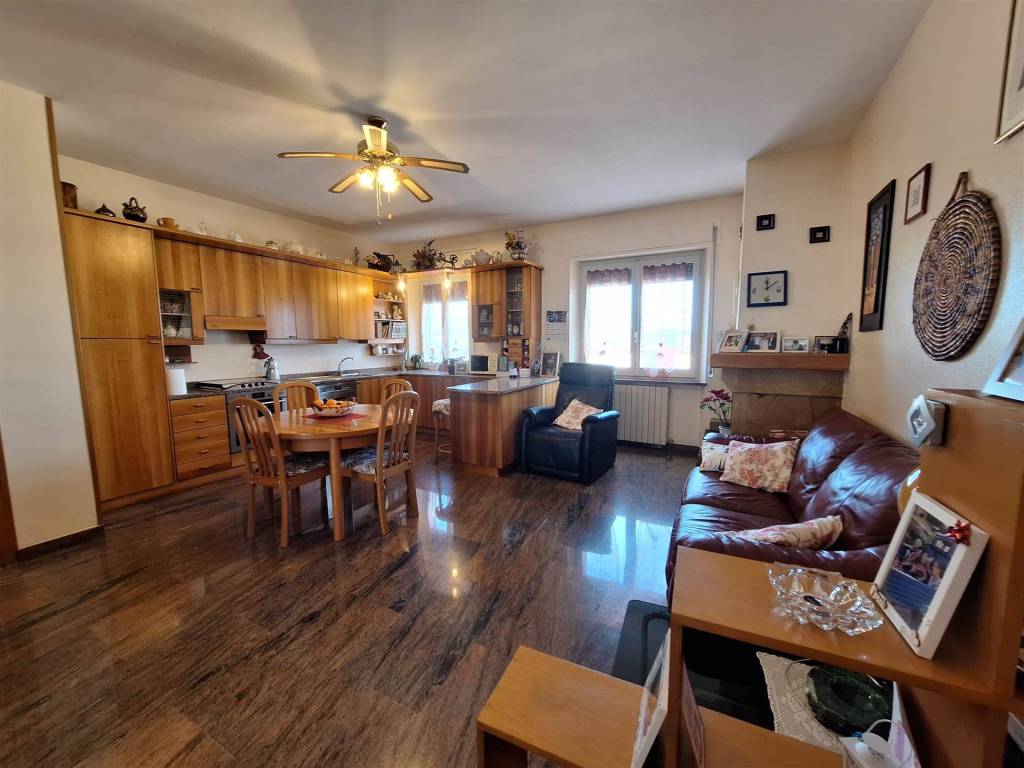 casa indipendente in vendita a Tolentino