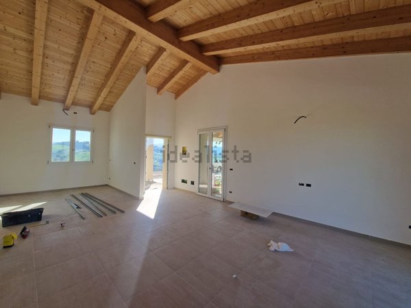 casa indipendente in vendita a Tolentino