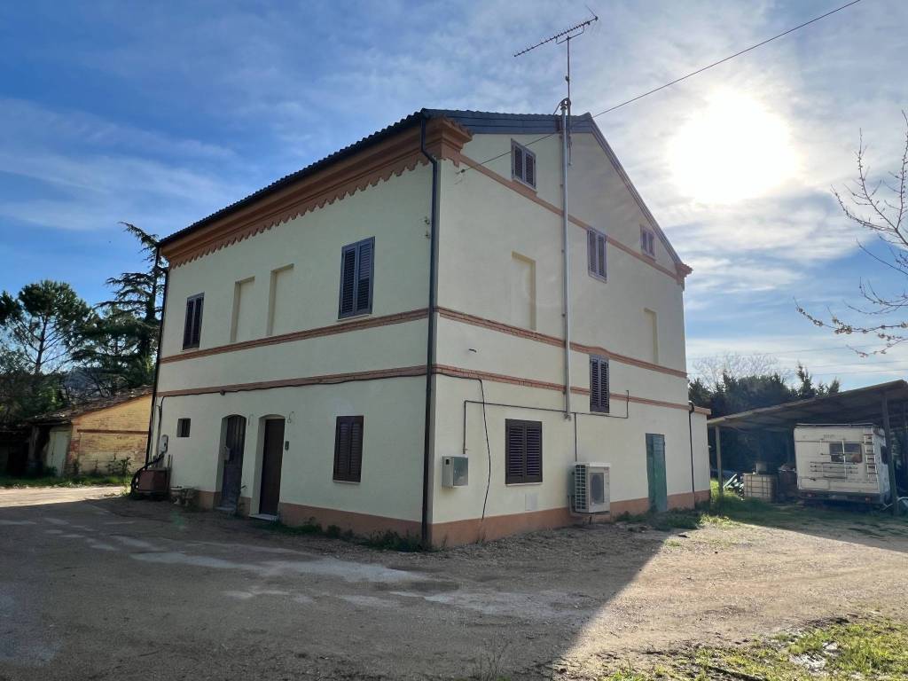 casa indipendente in vendita a Tolentino in zona Le Grazie