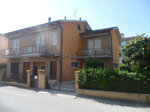 casa indipendente in vendita a Tolentino