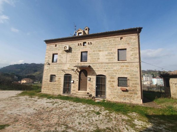 casa indipendente in vendita a Tolentino in zona Pianibianchi