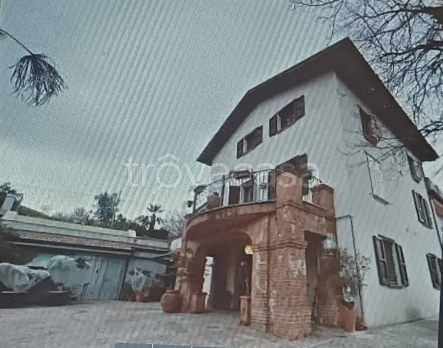 casa indipendente in vendita a Tolentino