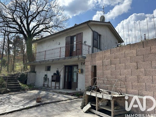 casa indipendente in vendita a Tolentino