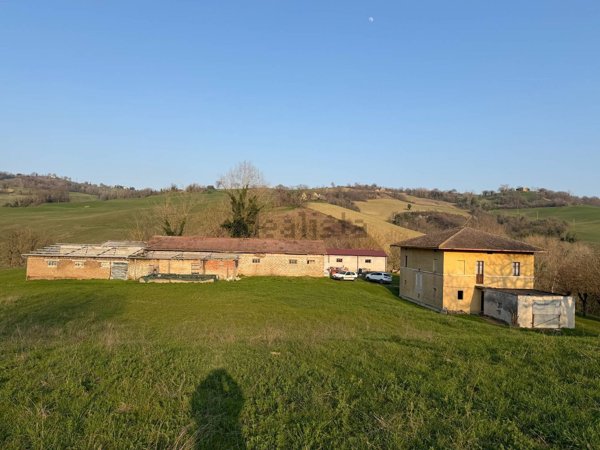 casa indipendente in vendita a Tolentino in zona San Rocco