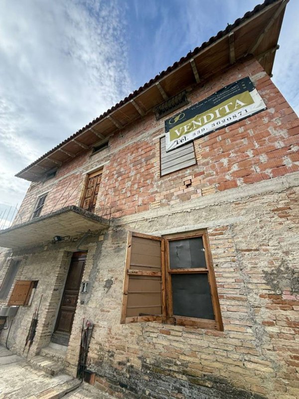 casa indipendente in vendita a Tolentino in zona Ributino