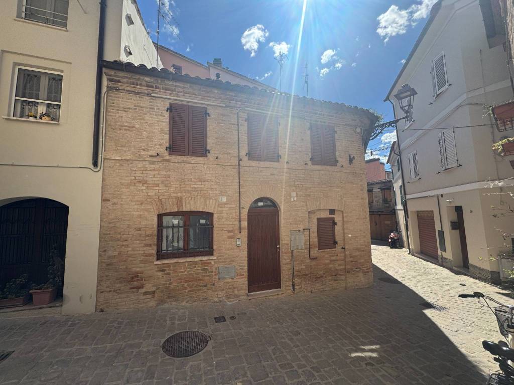 casa indipendente in vendita a Tolentino