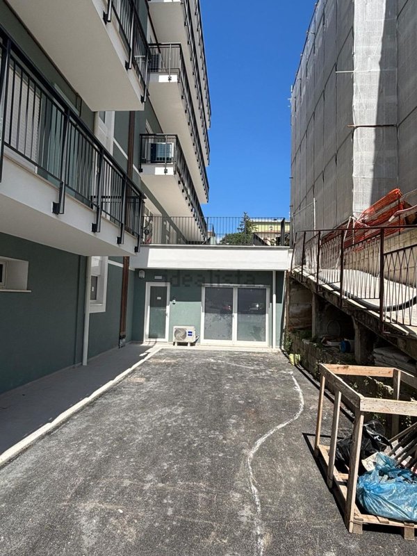 ufficio in vendita a Tolentino in zona Portanova