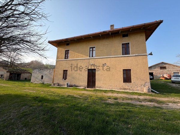 casa indipendente in vendita a Tolentino in zona San Rocco