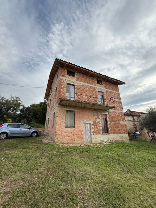casa indipendente in vendita a Tolentino