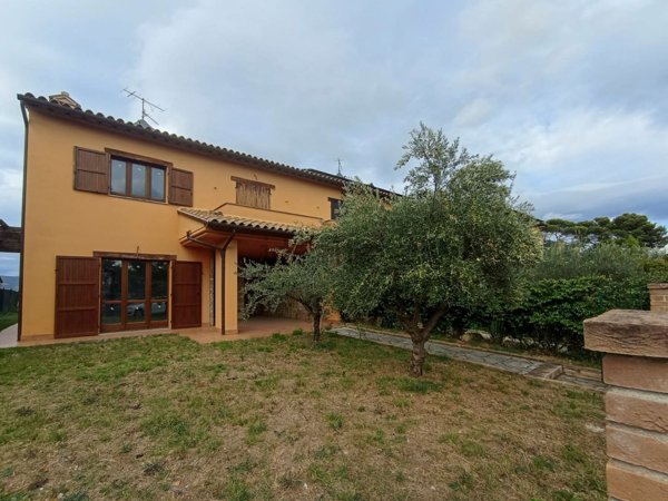 casa indipendente in vendita a Tolentino