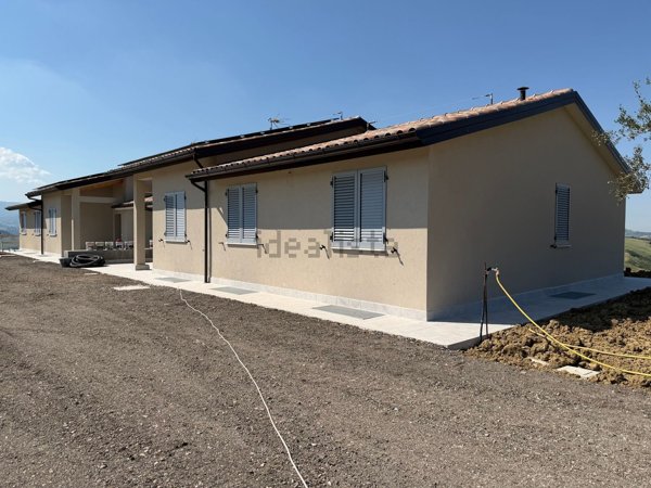 casa indipendente in vendita a Tolentino