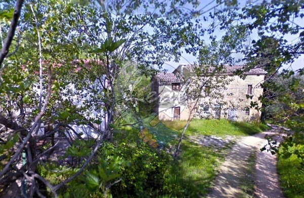 casa indipendente in vendita a Tolentino