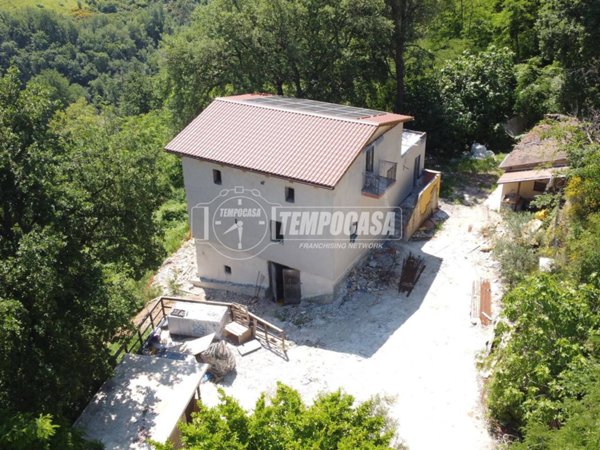 casa indipendente in vendita a Tolentino in zona Rofanello