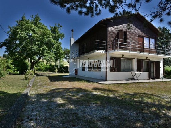 casa indipendente in vendita a Tolentino