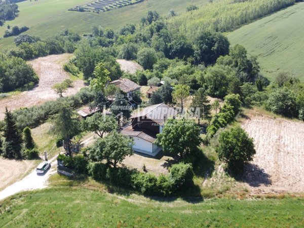 casa indipendente in vendita a Tolentino