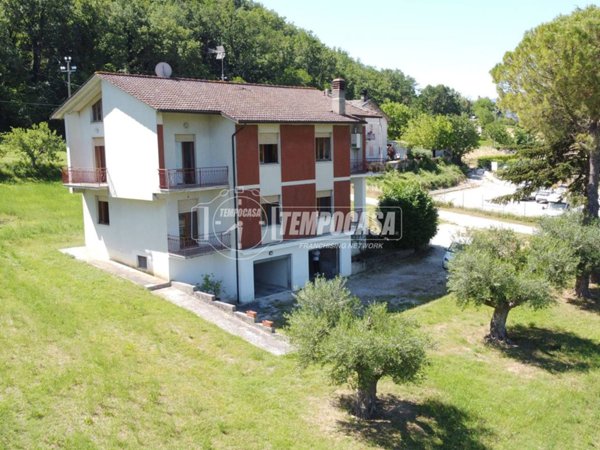 casa indipendente in vendita a Tolentino in zona Pianibianchi