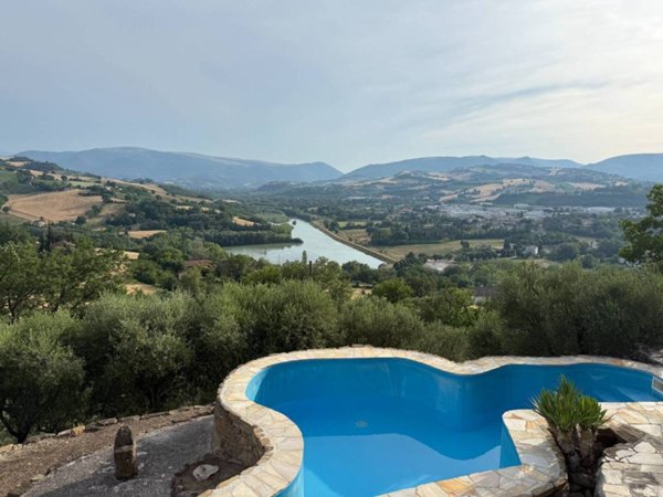 casa indipendente in vendita a Tolentino in zona Le Grazie