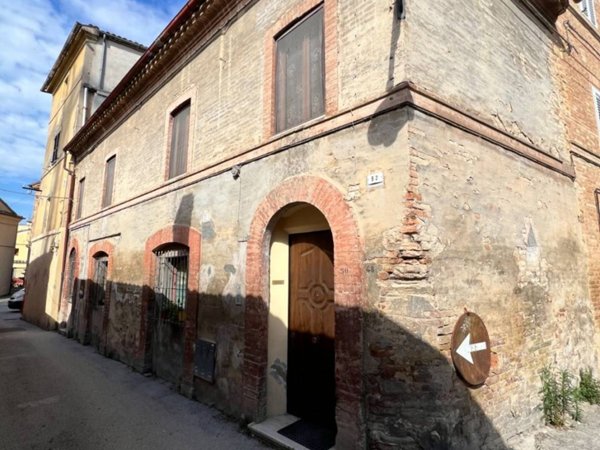 casa indipendente in vendita a Tolentino in zona Pace
