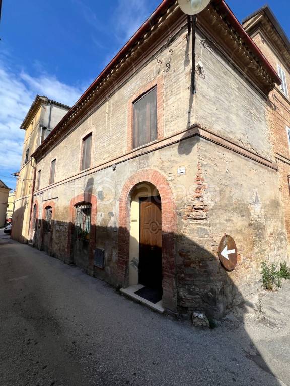 casa indipendente in vendita a Tolentino in zona Pace