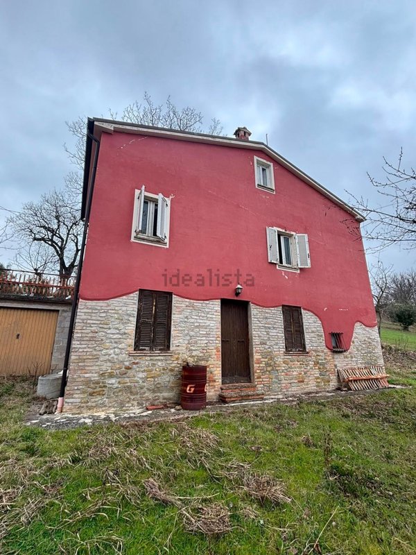 casa indipendente in vendita a Tolentino in zona Regnano