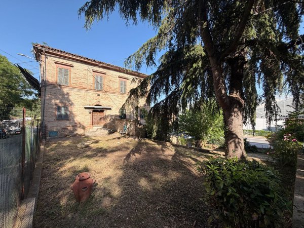 casa indipendente in vendita a Tolentino