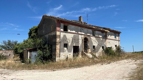 casa indipendente in vendita a Tolentino