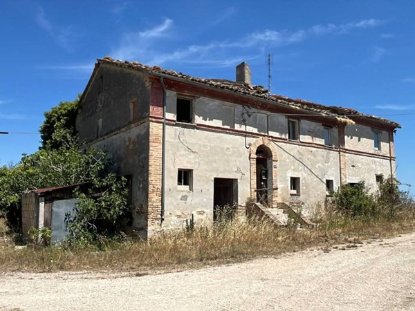 casa indipendente in vendita a Tolentino