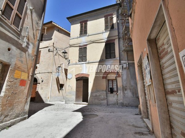 casa indipendente in vendita a Tolentino in zona Pace
