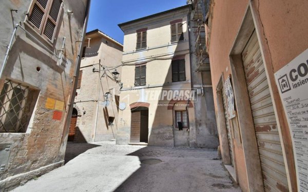 casa indipendente in vendita a Tolentino in zona Pace