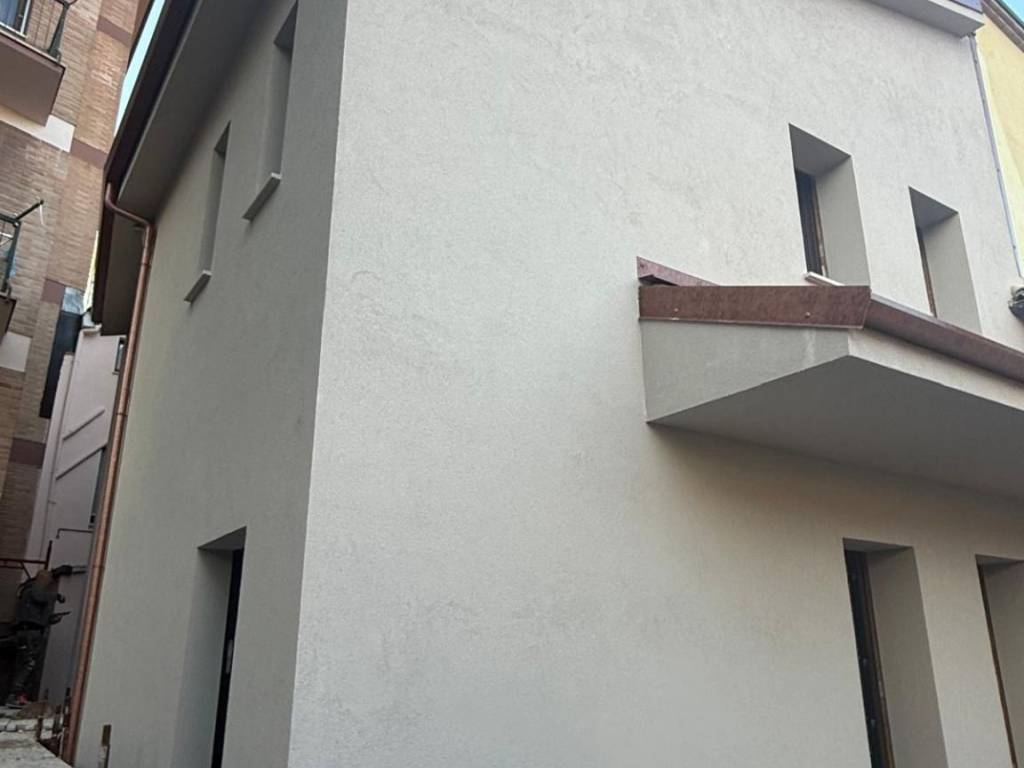 casa indipendente in vendita a Tolentino in zona Pace