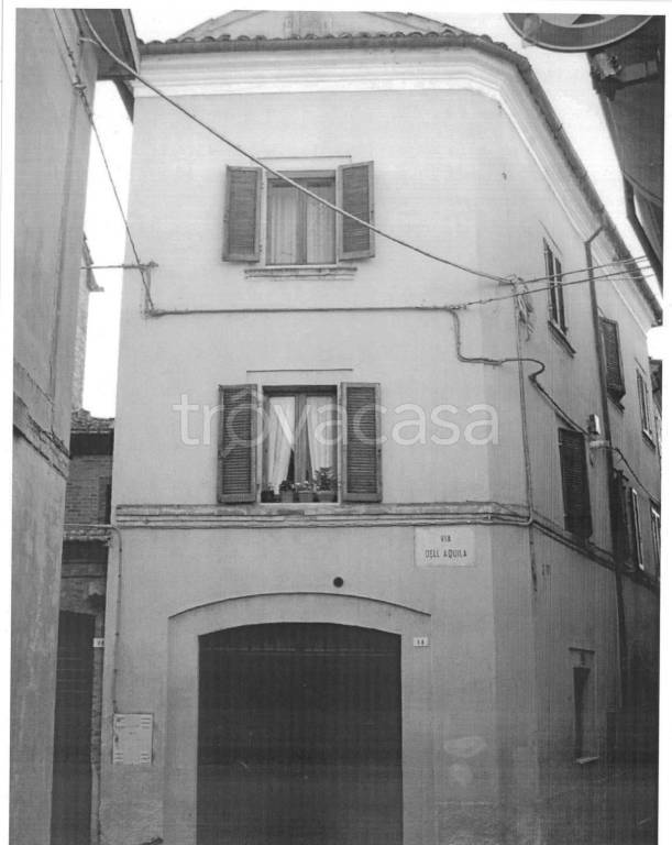 casa indipendente in vendita a Tolentino in zona Pace