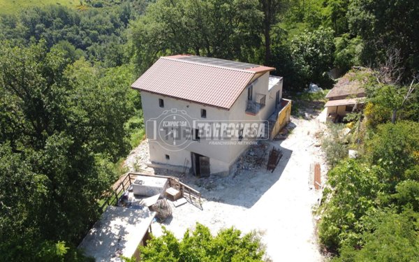 casa indipendente in vendita a Tolentino in zona Portanova