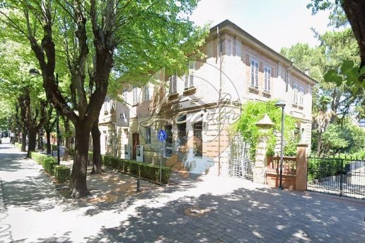 casa indipendente in vendita a Tolentino in zona Pace