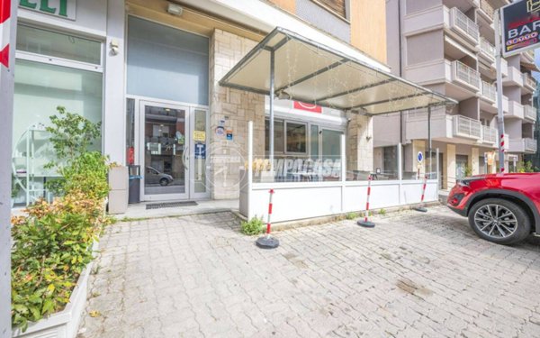 negozio in vendita a Tolentino in zona Vaglie